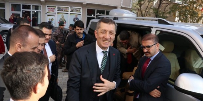 Bakan Selçuk öğretmenlerle buluştu