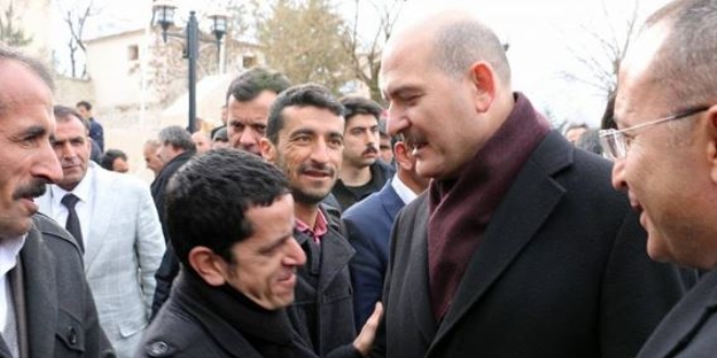 Bakanlarla çektiği fotoğraflarla internet fenomeni oldu