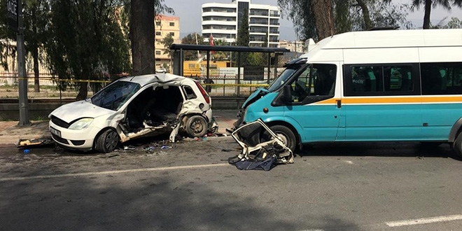 İzmir'de dolmuşla otomobil çarpıştı: 1 ölü, 14 yaralı
