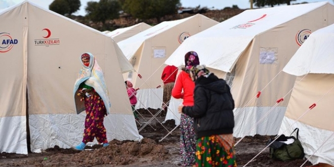 Deprem bölgesinde yaralar sarılmaya başlandı