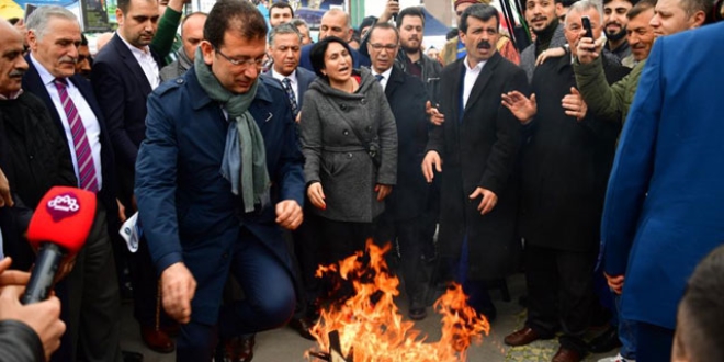 İmamoğlu Halkalı'da Nevruz ateşinin üzerinden atladı