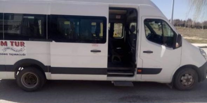 Servis minibüsünden düşen liseli kız, yaralandı