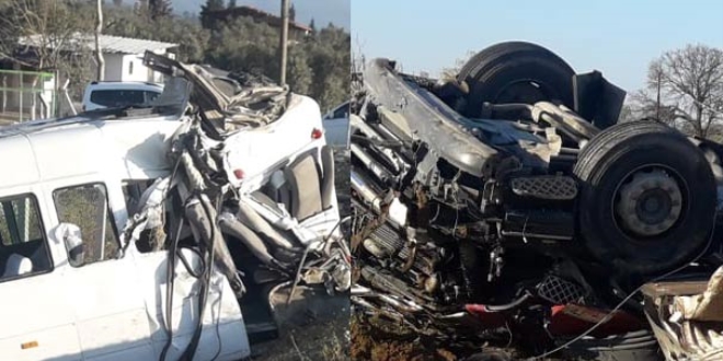 TIR yolcu minibüsüne çaptı: Ölü ve yaralılar var