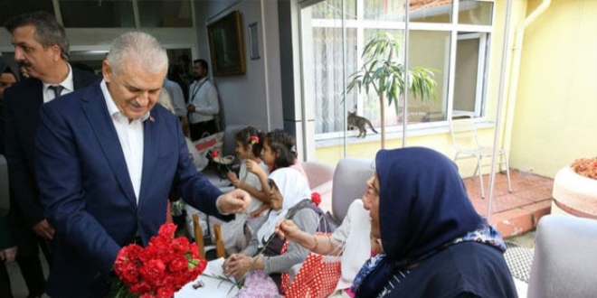 Binali Yıldırım eşi ile birlikte huzurevi ziyaret etti