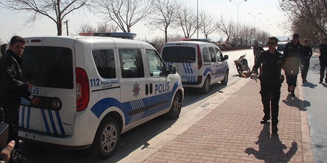 Köpeği motosiklete bağlayıp sürüklediler