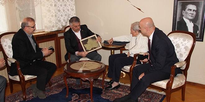 Vali, 104 yandaki Kymet retmeni ziyaret etti