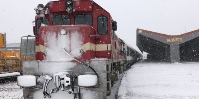 İlk özel yolcu treni Kars'a geldi