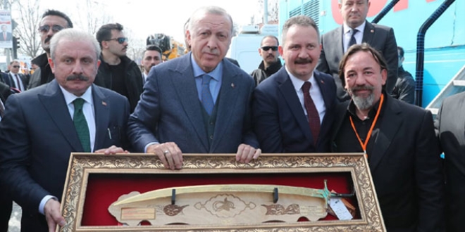 Cumhurbaşkanı Erdoğan'a Kanuni kılıcı hediye etti