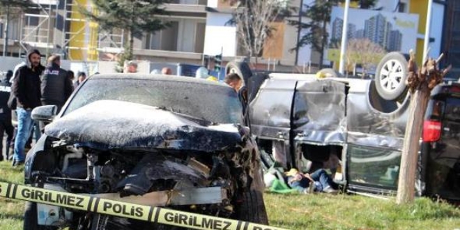 Isparta'da otomobil ile minibüs çarpıştı: 1 ölü, 7 yaralı