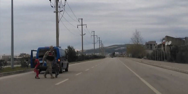 Jandarmanın refüjde oynayan çocuk hassasiyeti