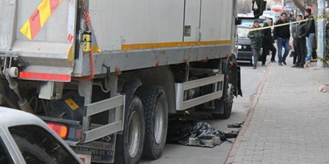 El freni çekilmeyen kamyon, hareket ederek yayayı ezdi: 1 ölü
