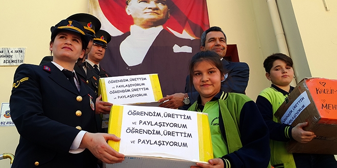 Ortaokul öğrencilerinden Mehmetçik'e hediye