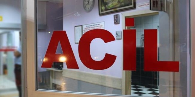 Hakkari'de minibüsle kamyonet çarpıştı: 12 yaralı