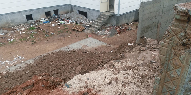 Siirt'te okulun istinat duvarı çöktü