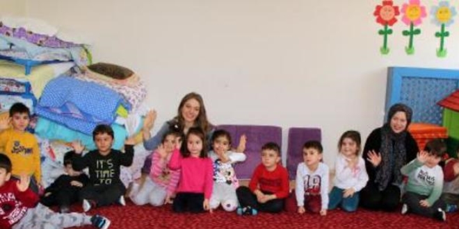 Öğretmen adayları öğrencilerine İngilizce öğretiyor