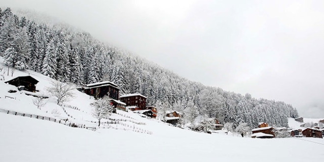 Karadeniz'de bahar karı, yolları kapattı