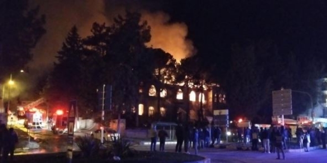 Tarihi okuldaki yangında 'sabotaj' şüphesi