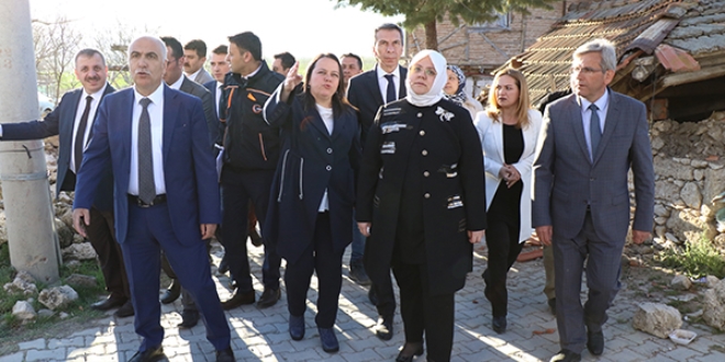 Bakan Selçuk deprem bölgesinde