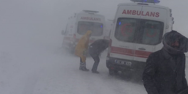Çığ düşen karayolunda araç geçişine izin verilmiyor