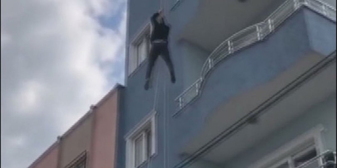 Canını hiçe sayarak eşya taşıma anı