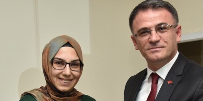 Vali, bebeklere altın yerine kütüphane üyelik kartı hediye etti