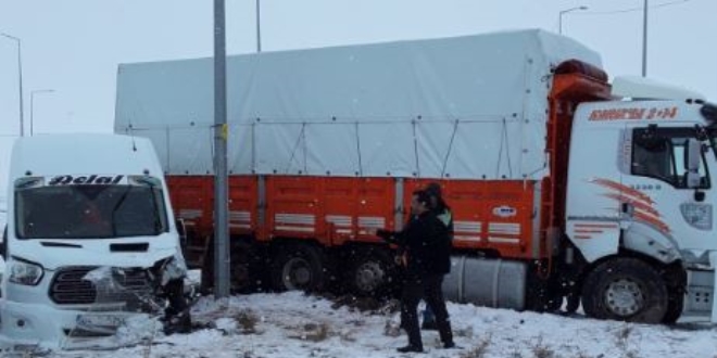 Ağrı'da kamyon ile öğrenci servisi çarpıştı: 11 yaralı
