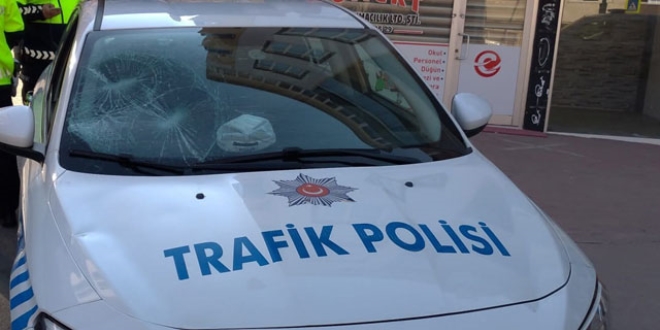 Polis otosunun camını kıran sürücü gözaltına alındı