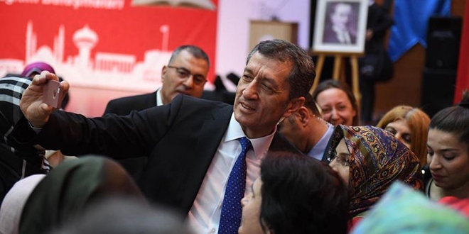 Bakan Selçuk öğrencilere satranç takımı dağıttı