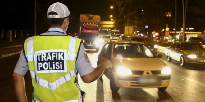 Kontrol noktasından kaçarken iki polise çarptılar