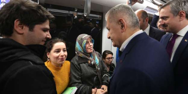 Binali Yıldırım, mitinge metroyla gitti