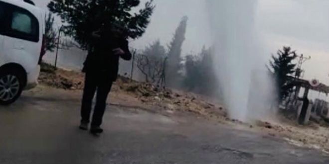 Su borusu patladı yol göle döndü