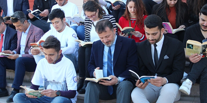 Rektör, öğrencilerle birlikte kitap okudu