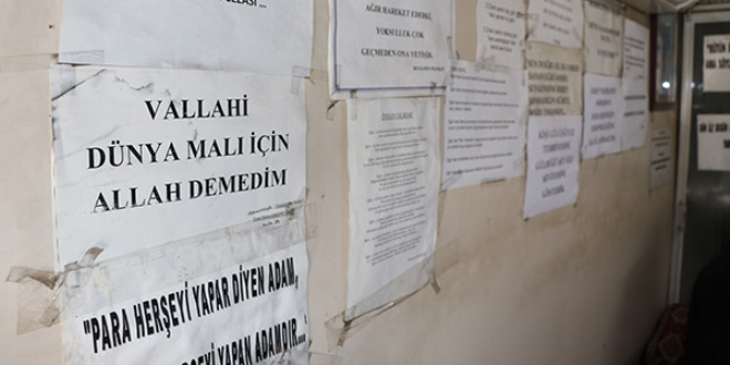İş yerini özlü sözlerle donattı