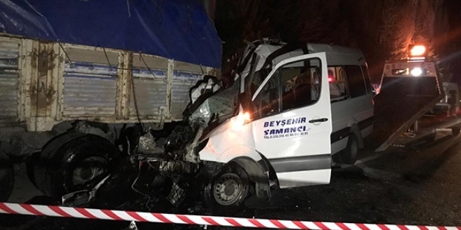 Yolcu minibüsü ile kamyon çarpıştı: 2 ölü, 13 yaralı