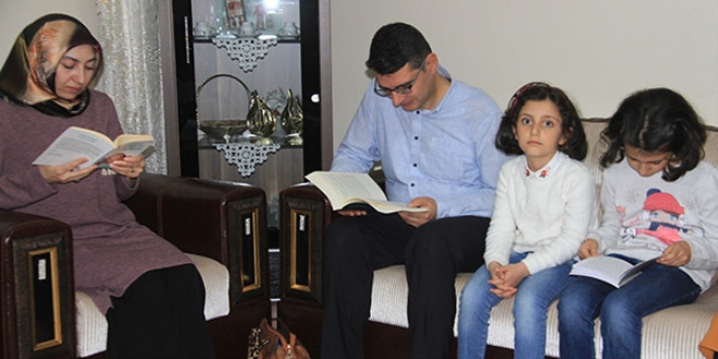 Öğretmenin kitap okuma aşkı evlere taşındı