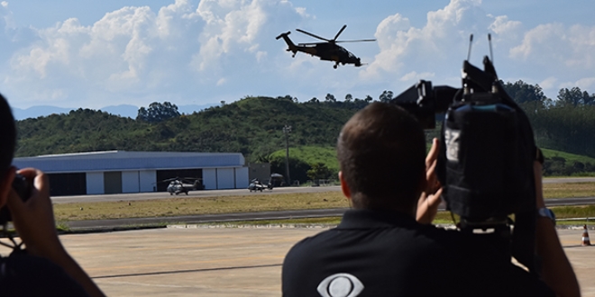 Atak helikopteri Brezilya'daki ilk uçuş gösterisini yaptı