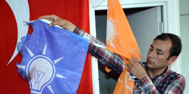 İzmir'de AK Parti seçim afişlerine saldırı