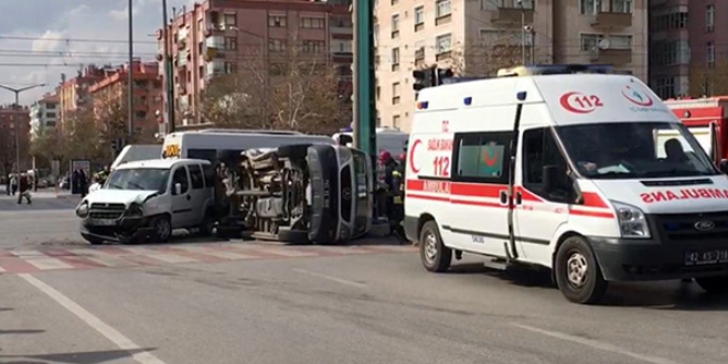 Ambulans ile hafif ticari araç çarpıştı: 5 yaralı