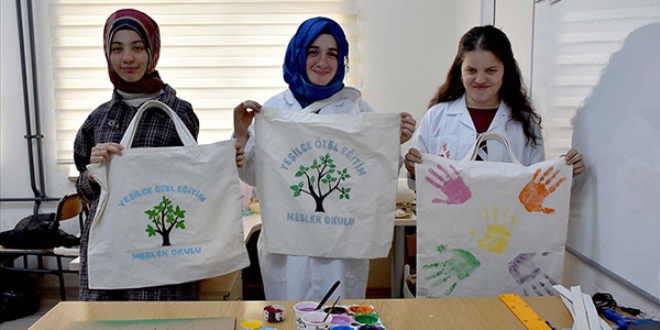 'Özel öğrenciler'den çevre için bez çantalar
