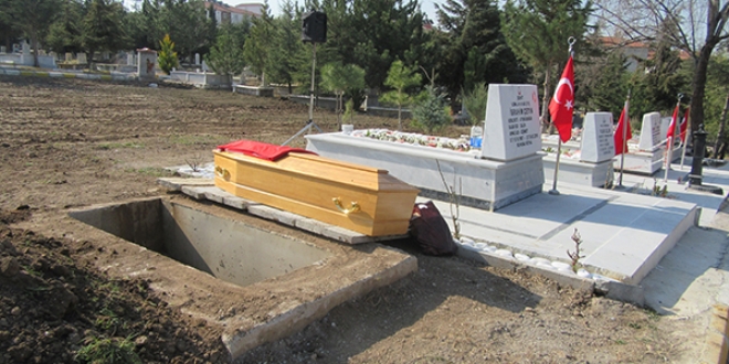 Şehidin cenazesi 22 yıl sonra silah arkadaşlarının yanına defnedildi