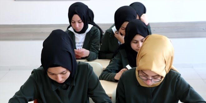 Öğretmenlerden kitap okuma farkındalığı için 'sessiz' klip
