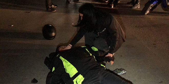 Hemire otomobilini durdurup yaralya kotu