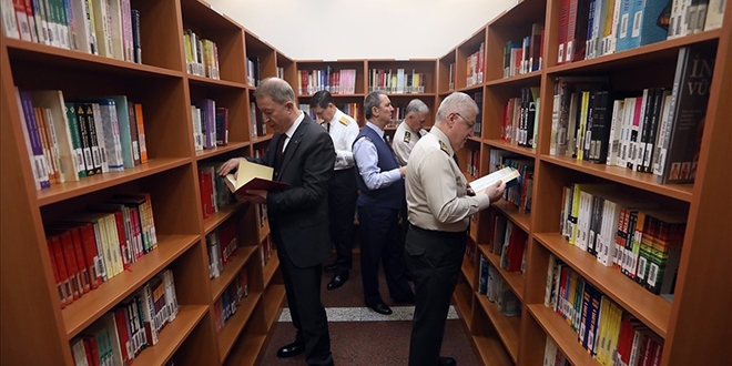 Bakan Akar ve komutanlardan ktphane ziyareti