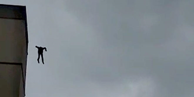 Hastane çatısından atlayarak intihar etti