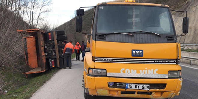 Bursa'da Karayolları aracı devrildi: Yaralılar var