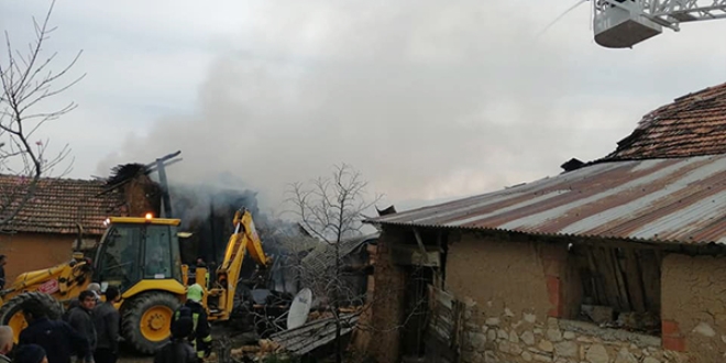 Denizli'de 4 ev alevlere teslim oldu