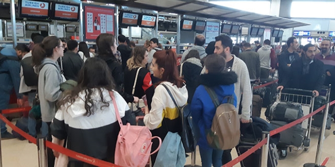 Otogar ve havalimanında seçim yoğunluğu