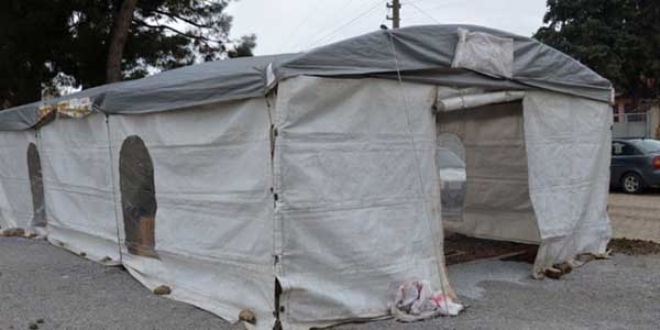 Depremzedeler çadırda oy kullanıyor
