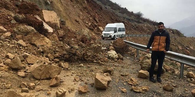 Heyelan yolu kapattı, seçmenler yolda kaldı