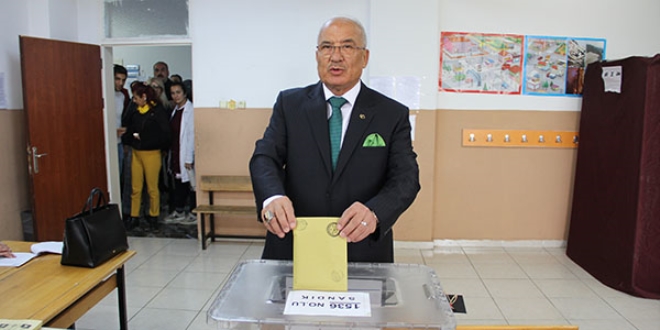 Burhanettin Kocamaz: Demokrasimize hayırlı olsun